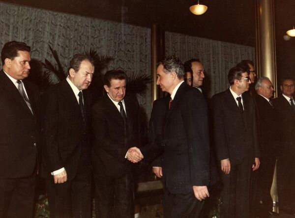 Nicolae Ceaușescu dând mâna cu Tudor Postelnicu Nicolae Ceaușescu dând mâna cu Tudor Postelnicu - Sputnik Moldova-România