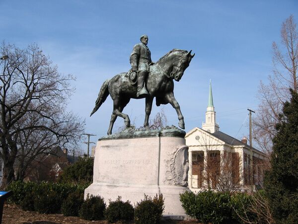 Statuia generalului Robert E. Lee, eroul Sudului, din orașul Charlottesville, Virginia Statuia generalului Robert E. Lee, eroul Sudului, din orașul Charlottesville, Virginia - Sputnik Moldova-România