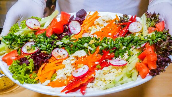 Вкусные рецепты: как приготовить летний цветной салат с медовым соусом - Sputnik Молдова