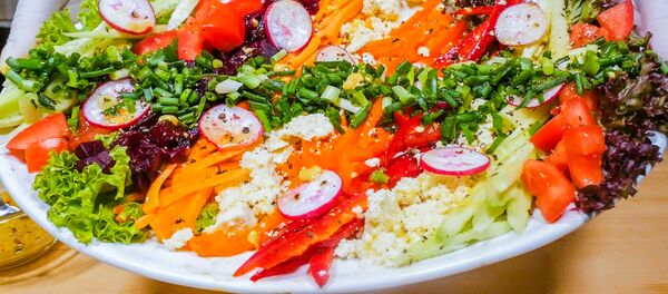 Вкусные рецепты: как приготовить летний цветной салат с медовым соусом - Sputnik Молдова