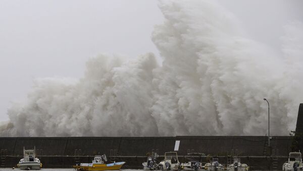 Большая волна, вызванная тайфуном Нору, разбивается на волнорезе в Аки, префектура Кочи, Япония - Sputnik Молдова