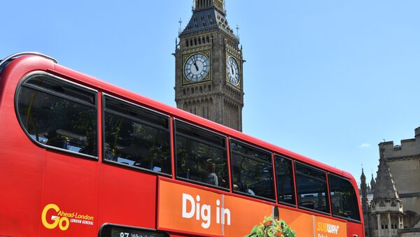 A bus in seen in front of the Houses of Parliament in London on June 10, 2017 - Sputnik Moldova-România