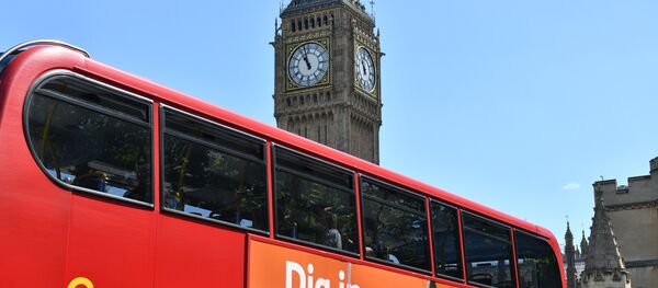 A bus in seen in front of the Houses of Parliament in London on June 10, 2017 - Sputnik Moldova-România