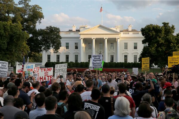 Люди собираются у Белого дома в Вашингтоне с призывами положить конец расизму и выражением солидарности с пострадавшими в Виргинии - Sputnik Молдова