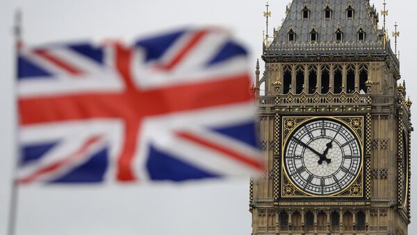 British Union flag waves in front of the Elizabeth Tower at Houses of Parliament containing the bell know as Big Ben in central London - Sputnik Moldova-România