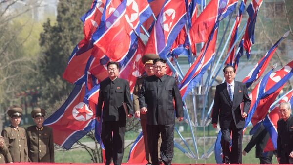 Глава КНДР Ким Чен Ын (в центре), архивное фото - Sputnik Молдова