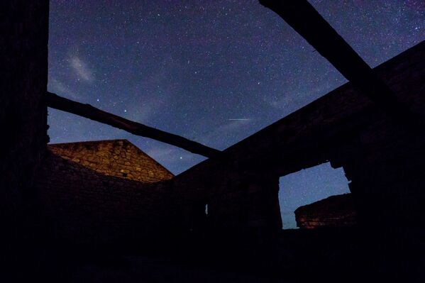 Звездное небо, наблюдаемое во время метеорного потока Персеиды около Комильяса, северная Испания - Sputnik Молдова
