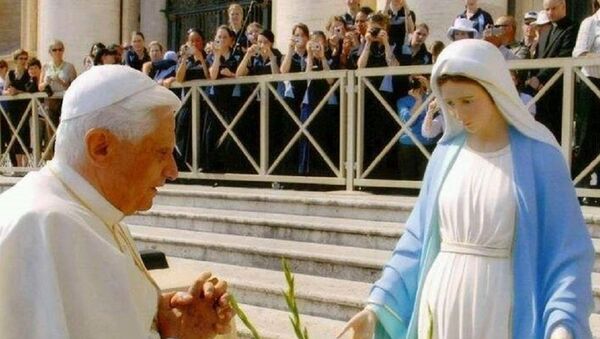 Papa Benedict al XVI rugându-se la statuia Fecioarei Maria - Sputnik Moldova-România