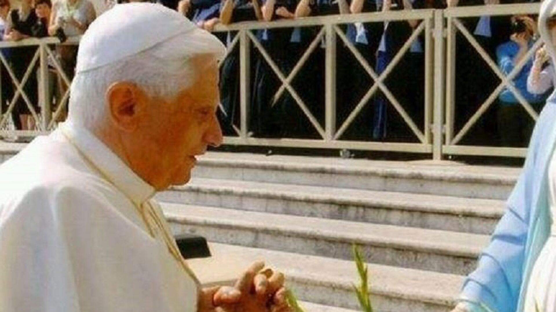 Papa Benedict al XVI rugându-se la statuia Fecioarei Maria - Sputnik Молдова, 1920, 31.12.2022