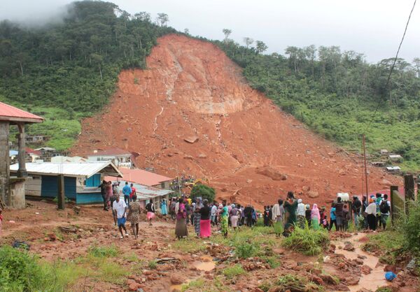 People inspect the damage after a mudslide in the mountain town of Regent, Sierra Leone August 14, 2017 People inspect the damage after a mudslide in the mountain town of Regent, Sierra Leone August 14, 2017 - Sputnik Moldova-România