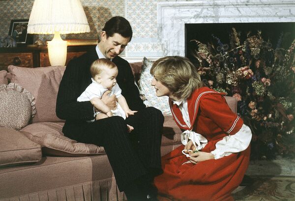 Принц Чарльз и принцесса Диана с сыном Уильямом, 1982 год - Sputnik Молдова