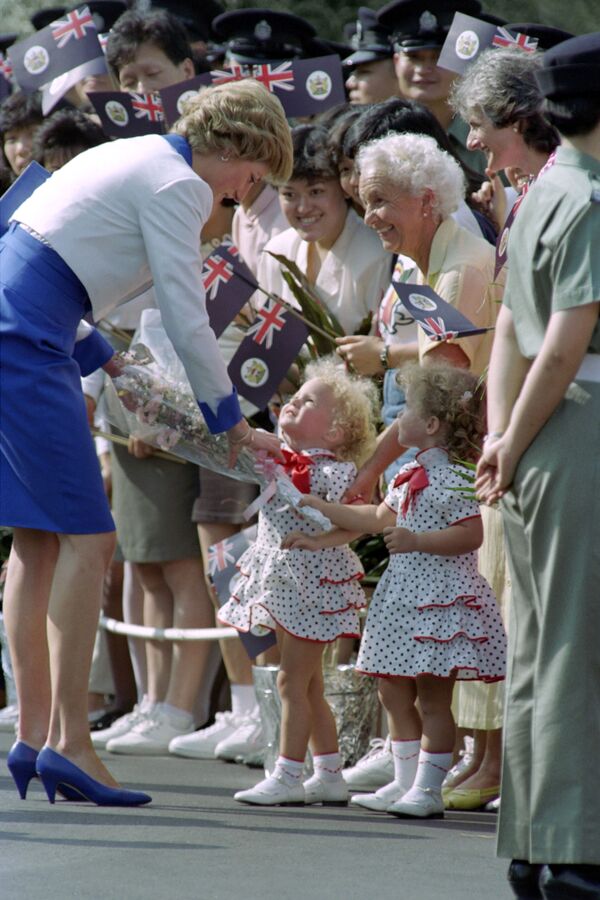 Маленькие сестры-близнецы дарят цветы принцессе Диане в последний день ее азиатского турне, Гонконг, 1989 год - Sputnik Молдова