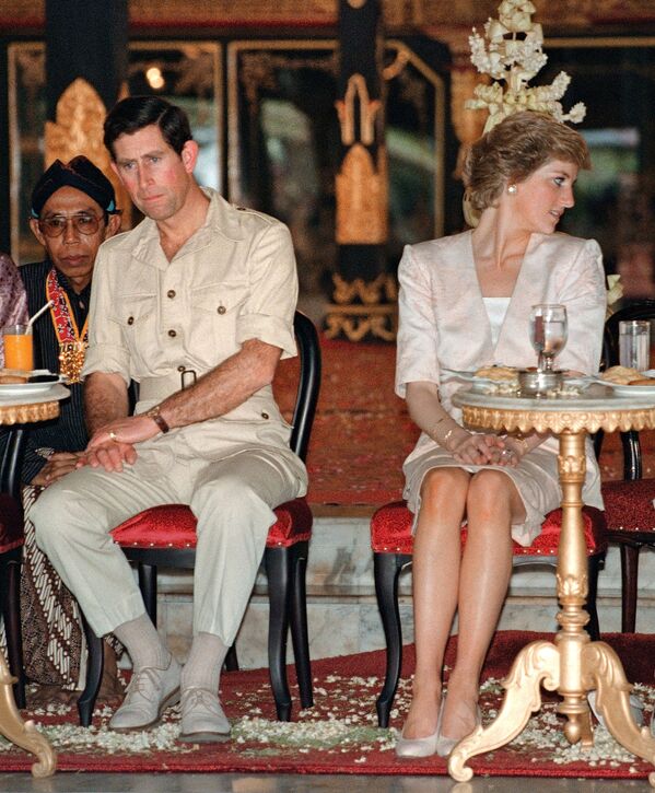 Принц и принцесса Уэльские наблюдают за индонезийскими танцорами в Джокьякарте, Индонезия, 1989 год - Sputnik Молдова