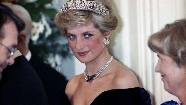 Принцесса Диана на вечернем приеме в честь членов королевской семьи в Бонне,  Германия, 1987 год - Sputnik Moldova