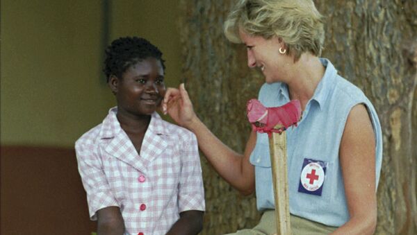 Принцесса Диана разговаривает с девочкой во время поездки в город Сауримо, Ангола, 1994 год - Sputnik Молдова