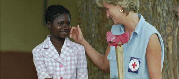 Принцесса Диана разговаривает с девочкой во время поездки в город Сауримо, Ангола, 1994 год Принцесса Диана разговаривает с девочкой во время поездки в город Сауримо, Ангола, 1994 год - Sputnik Молдова