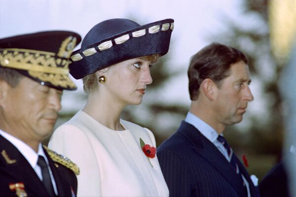 Принцесса Диана рядом с принцем Чарльзом у мемориала неизвестным солдатам на Национальном кладбище Сеула, 1992 год - Sputnik Молдова