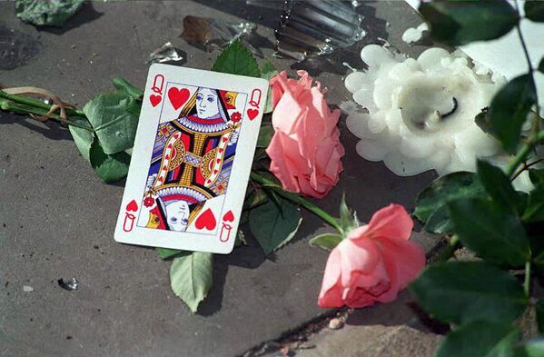Игральная карта червовой дамы на месте подношения подарков, цветов и статуэток около Букингемского дворца в Лондоне в память о принцессе Диане, 1997 год - Sputnik Молдова