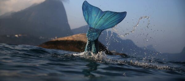 Русалочий инструктор Лучана Фузетти в море, Бразилия Русалочий инструктор Лучана Фузетти в море, Бразилия - Sputnik Молдова