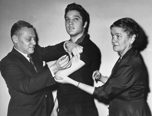 Певец Элвис Пресли во время вакцинации против по­ли­о­ми­е­ли­та в Нью-Йорке, 1956 год - Sputnik Молдова