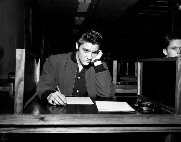 Певец Элвис Пресли во время подготовки к экзамену для поступления на службу в армию США в Мемфисе, штат Теннеси, 1957 год - Sputnik Молдова