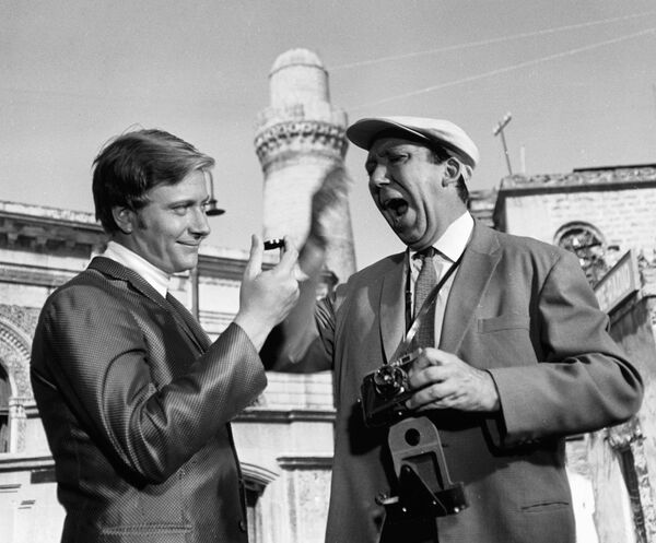 А. Миронов и Ю. Никулин на съемках фильма Бриллиантовая рука А. Миронов и Ю. Никулин на съемках фильма Бриллиантовая рука - Sputnik Молдова