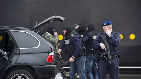 Special forces of the Dutch police prepare to enter the Amsterdam's Schiphol airport, on February 13, 2012 - Sputnik Moldova-România