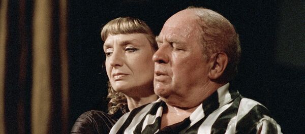 Лев Дуров и Екатерина Дурова в спектакле Метеор - Sputnik Молдова