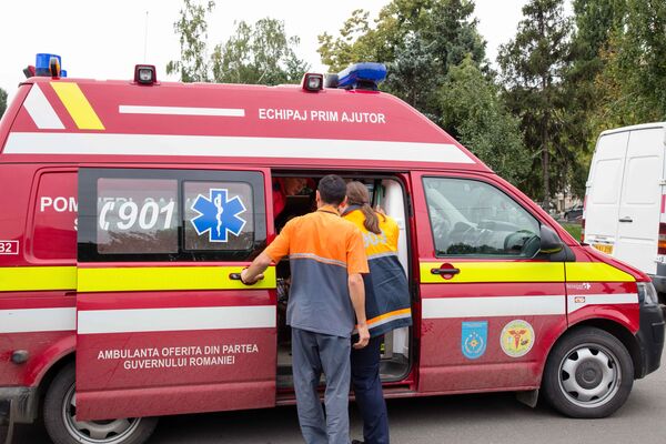 Карета скорой помощи, встречавшая пострадавших граждан Молдовы в аварии в Румынии - Sputnik Молдова