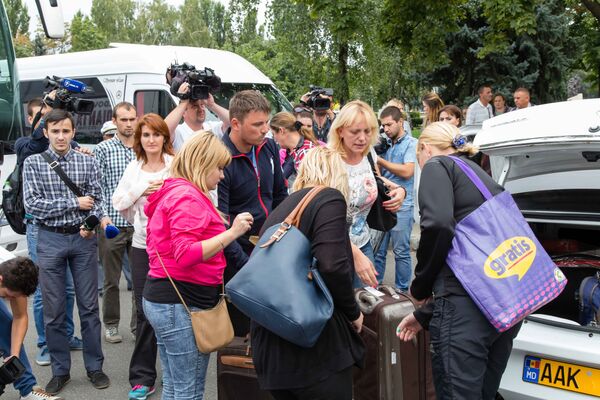 Родственники встречают в Кишиневе пострадавших в Румынии в аварии автобуса граждан Молдовы - Sputnik Молдова