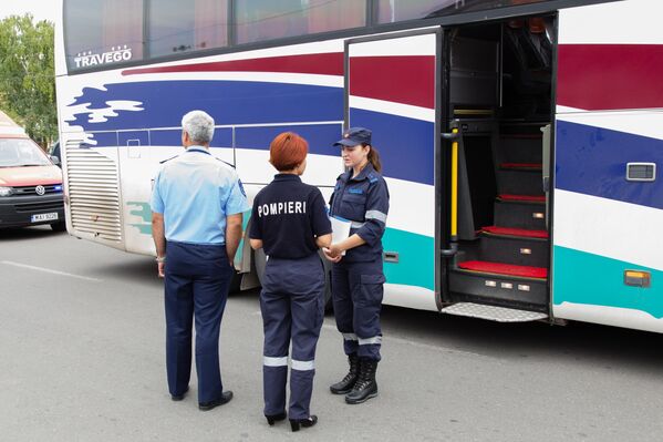 Автобус, который доставил в Кишинев 17 пострадавших в ДТП в Брэиле граждан Молдовы - Sputnik Молдова