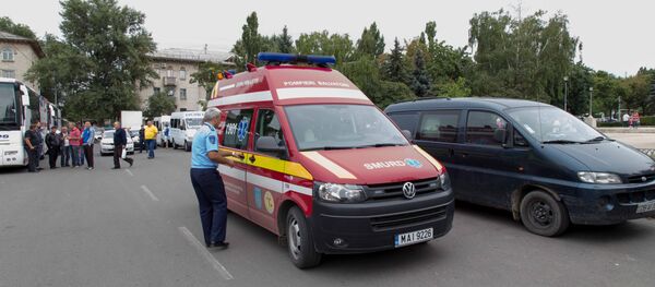 Экипаж SMURD на протяжении всего пути сопровождал автобус, доставивший в Кишинев 17 пострадавших в ДТП в Брэиле - Sputnik Moldova