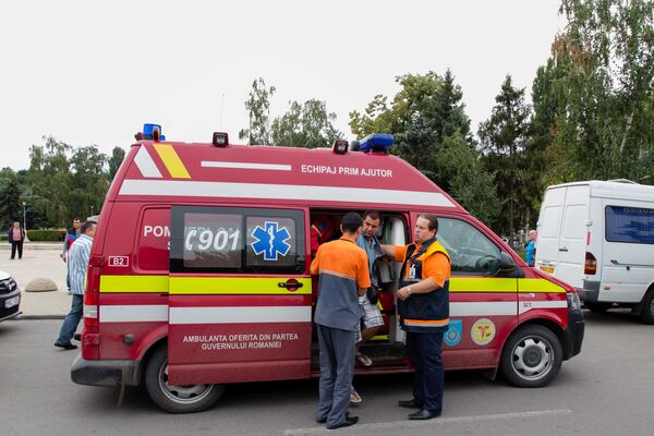 Экипаж SMURD оказывает помощь пострадавшим в ДТП в Браиле и доставленным в Кишинев - Sputnik Молдова