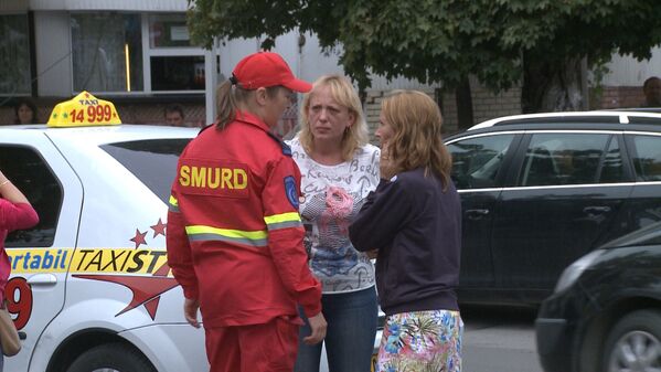 Врач SMURD Кагул и представитель транспортной компании, сопровождавшие пострадавших в ДТП в Браиле - Sputnik Молдова