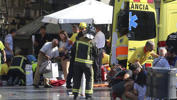 Injured people are treated in Barcelona, Spain, Thursday, Aug. 17, 2017 after a white van jumped the sidewalk in the historic Las Ramblas district, crashing into a summer crowd of residents and tourists and injuring several people, police said. - Sputnik Moldova-România