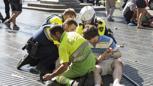 Salvatorii acorda ajutor medical unui rănit în urma atacului de la Barcelona - Sputnik Moldova-România