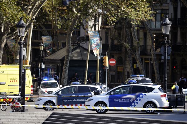 Полицейские машины в Барселоне после теракта 17 августа 2017 года - Sputnik Молдова