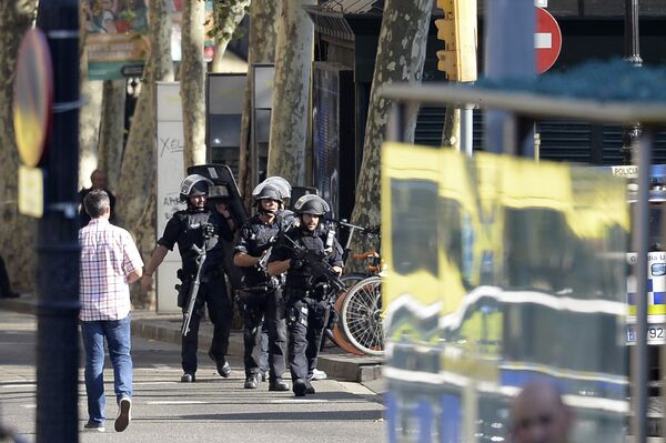 Полицейские в день теракта в Барселоне 17 августа 2017 года - Sputnik Молдова