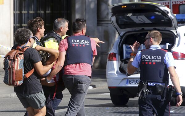 Теракт в Барселоне, пострадавших уносят с места трагедии - Sputnik Молдова