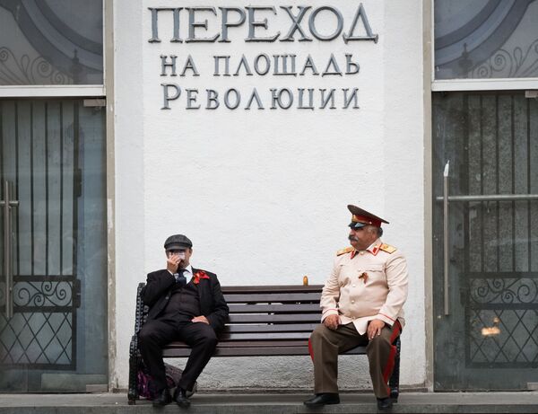 Актеры в образах Владимира Ленина и Иосифа Сталина на скамейке в центре Москвы - Sputnik Молдова