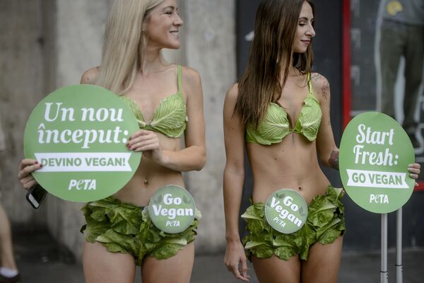 Активистки PETA из группы Салатные леди, призывающие к веганству, Бухарест, Румыния - Sputnik Молдова