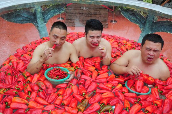 Участники соревнований по поеданию перца в провинции Хунань, Китай - Sputnik Молдова