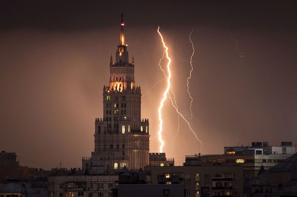 Удар молнии рядом со сталинской высоткой в Москве - Sputnik Молдова