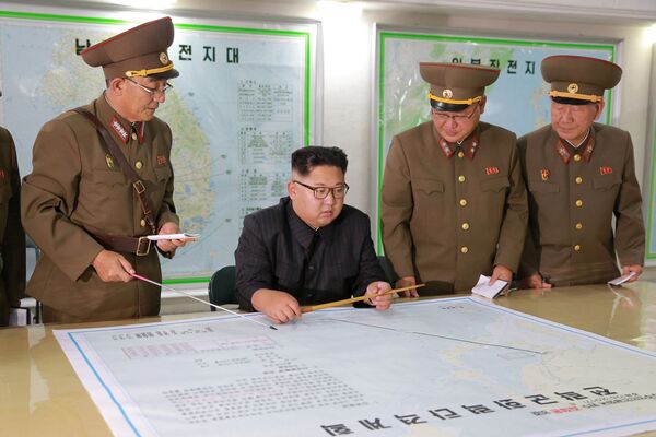 Лидер КНДР Ким Чен Ын рассматривает карту - Sputnik Молдова