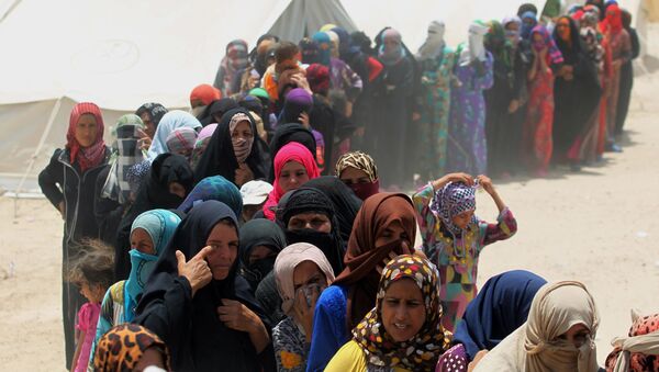 Иракские женщины стоят в очереди за гуманитарной помощью в лагере для беженцев в районе Эль-Фаллуджи - Sputnik Молдова