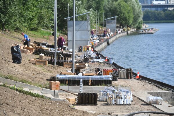 Подготовка к Международному фестивалю фейерверков в Москве Подготовка к Международному фестивалю фейерверков в Москве - Sputnik Moldova-România