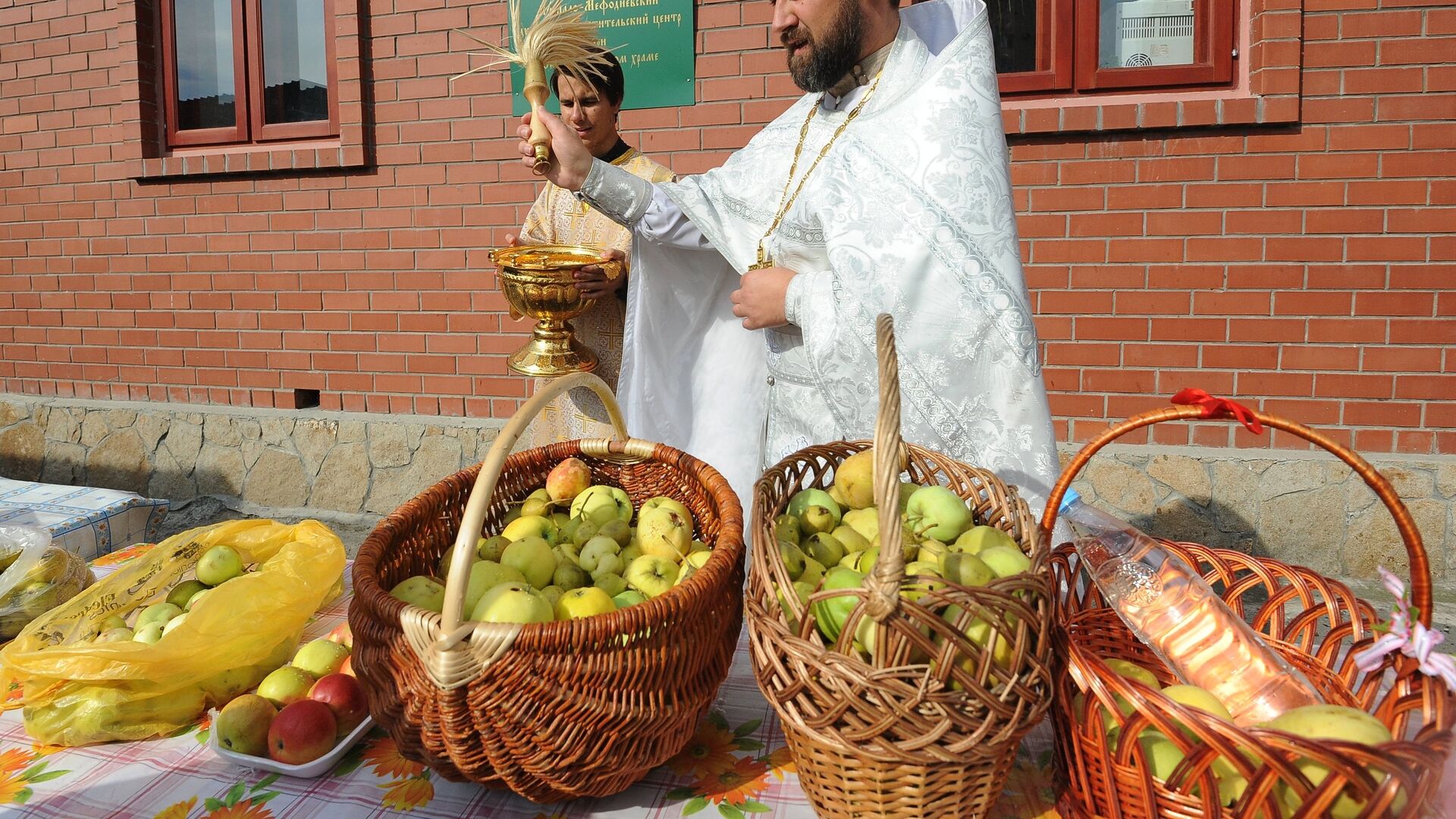 Православные христиане отмечают Яблочный Спас - Sputnik Молдова, 1920, 19.08.2021