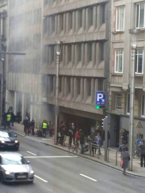 A picture taken on March 22, 2016 shows smoke rising from the Maalbeek underground, in Brussels, following a blast at the station close to the capital's European quarter. A picture taken on March 22, 2016 shows smoke rising from the Maalbeek underground, in Brussels, following a blast at the station close to the capital's European quarter. - Sputnik Moldova-România
