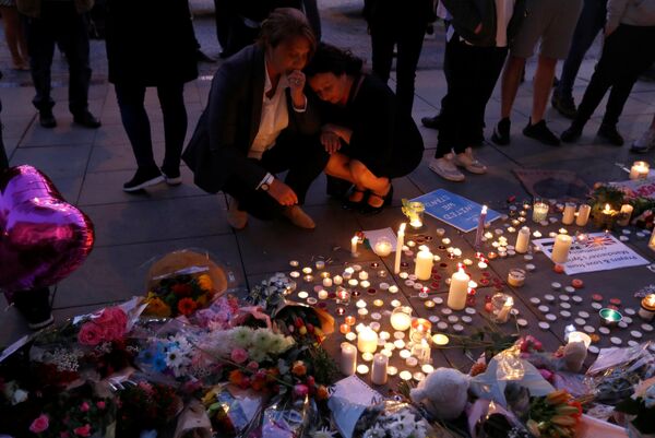 Women pay their respects to all those affected by the bomb attack, following a vigil in central Manchester, Britain May 23, 2017. Women pay their respects to all those affected by the bomb attack, following a vigil in central Manchester, Britain May 23, 2017. - Sputnik Moldova-România