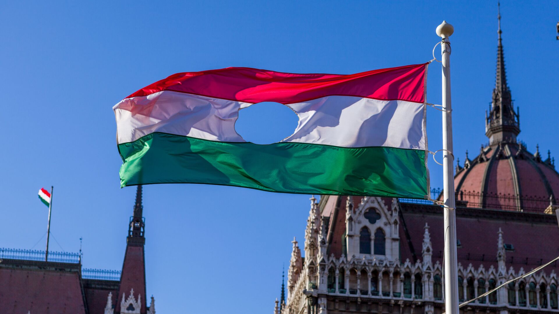 Флаг периода событий 1956 года на фоне Парламента Венгрии в Будапеште - Sputnik Moldova, 1920, 01.08.2023